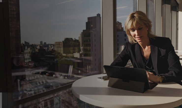 en person som sitter ved et bord