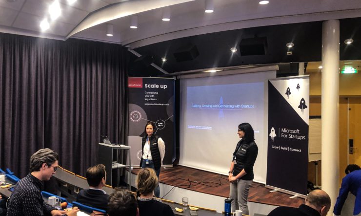 en gruppe mennesker på en scene