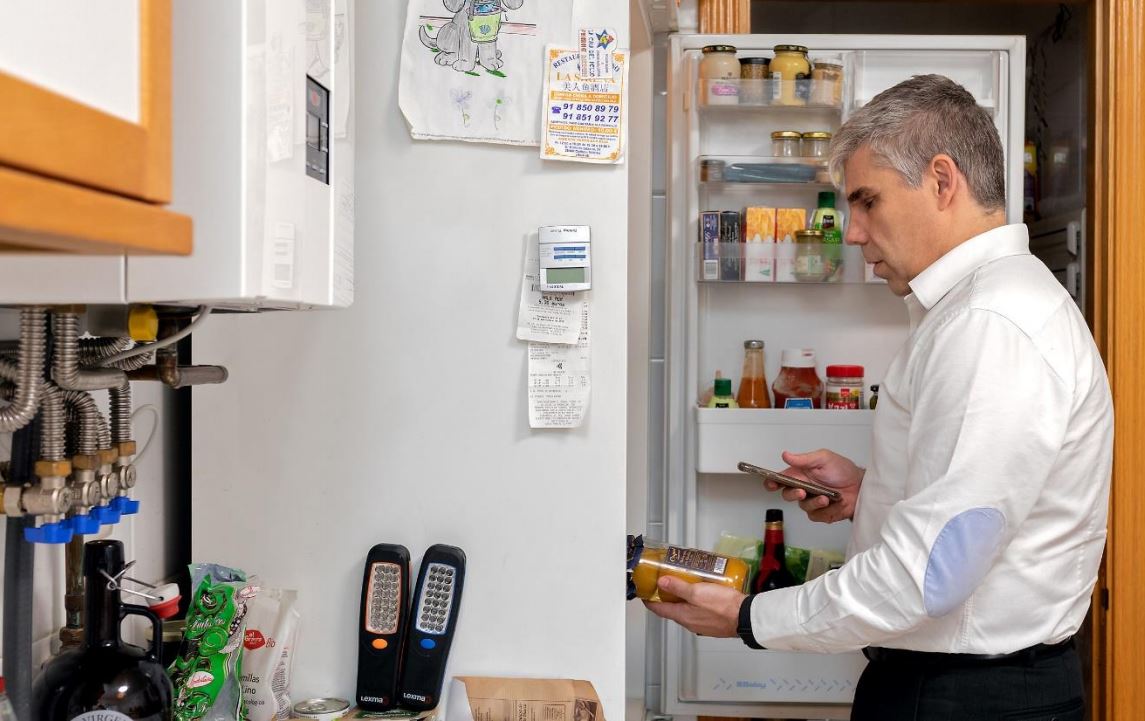 Met Seeing AI scant Cristian Sainz thuis de streepjescode op een pot perziken in zijn koelkast. Foto: Microsoft.