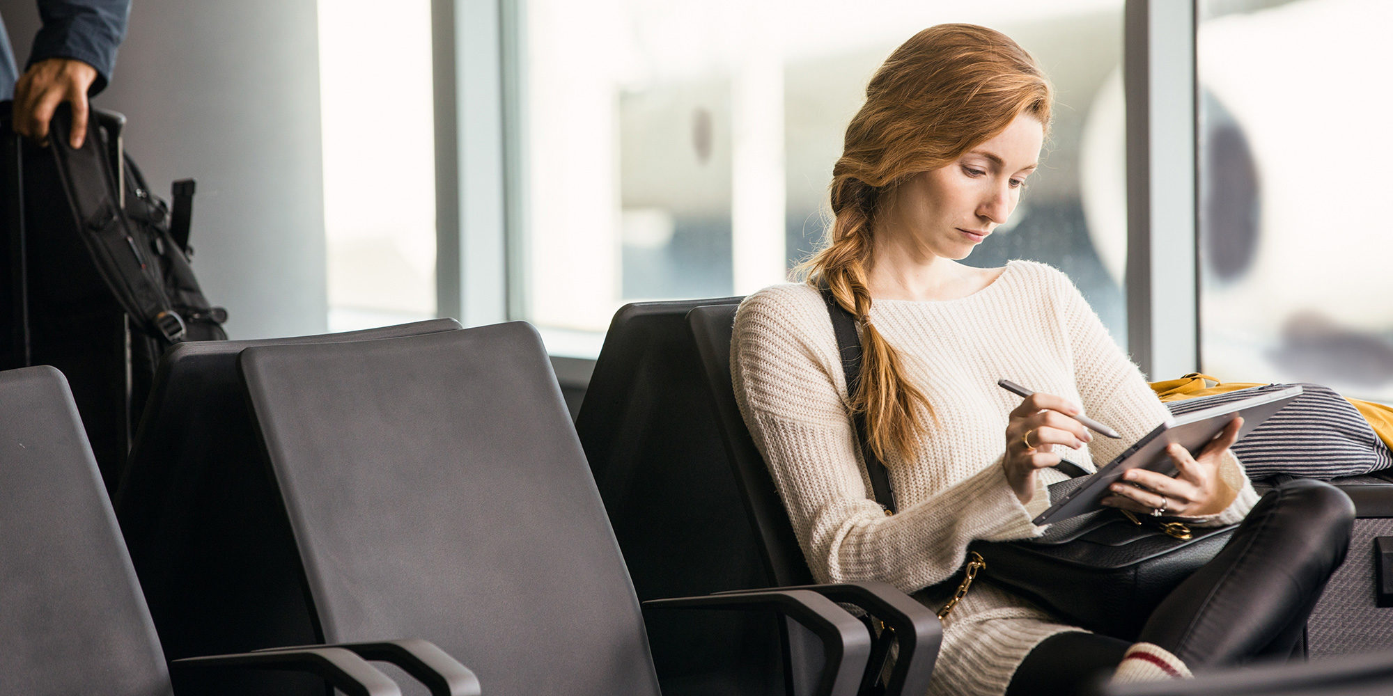 Un employé de PME travaillant à distance dans un aéroport