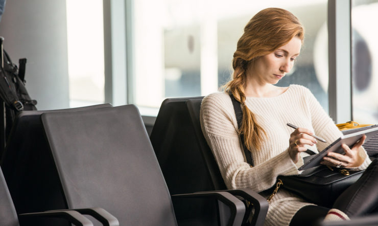 Un employé de PME travaillant à distance dans un aéroport