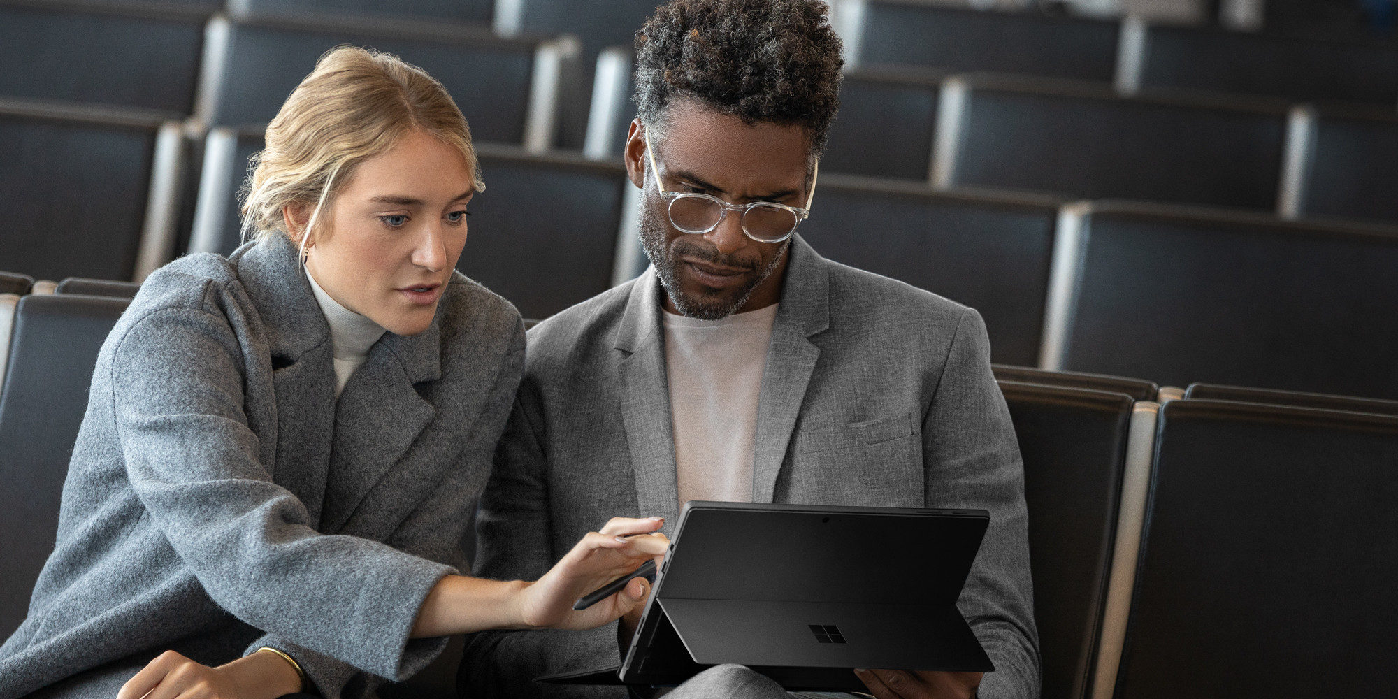 uma pessoa sentada à mesa a utilizar um computador portátil