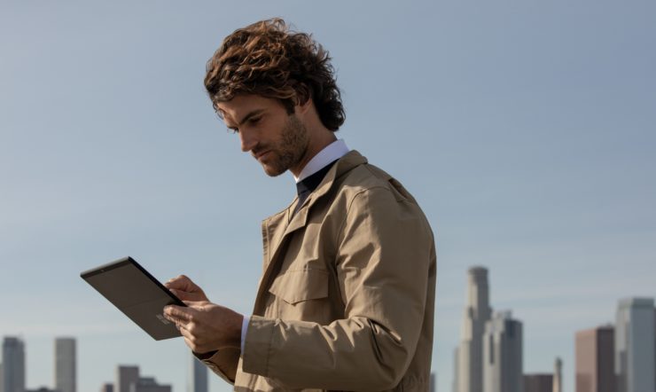 Een man en zijn Surface Pro X