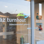 Glazen ingangsdeur van het administratief gebouw van AZ Turnhout