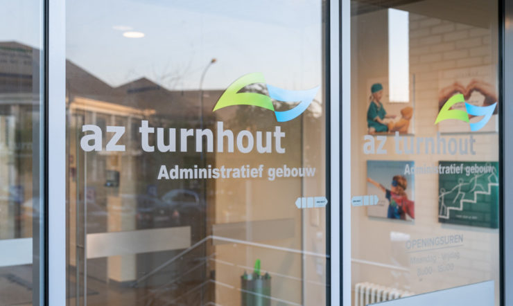 Glazen ingangsdeur van het administratief gebouw van AZ Turnhout