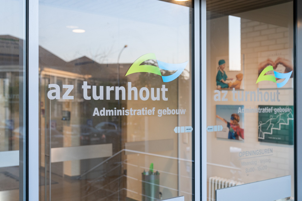 Porte d’entrée vitrée du bâtiment administratif de l’AZ Turnhout