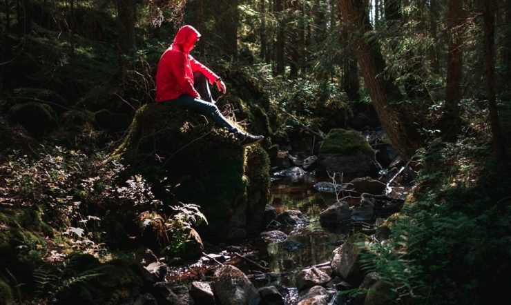 en man som rider på toppen av en sten