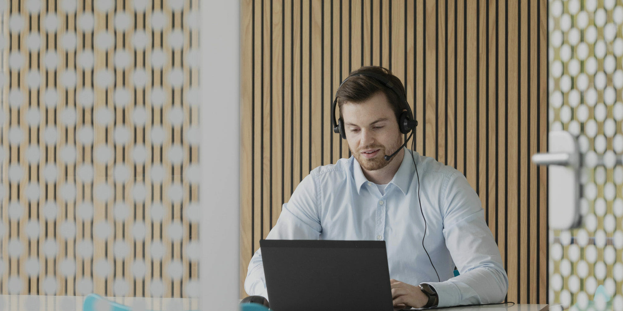 eine Person, die vor einem Laptop-Computer sitzt