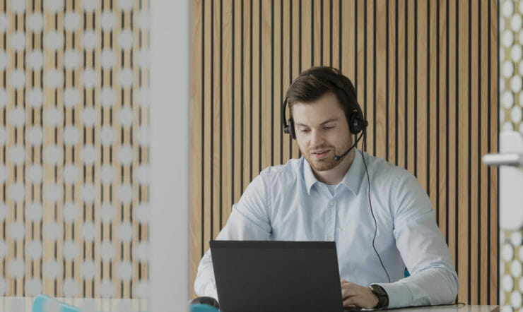 eine Person, die vor einem Laptop-Computer sitzt