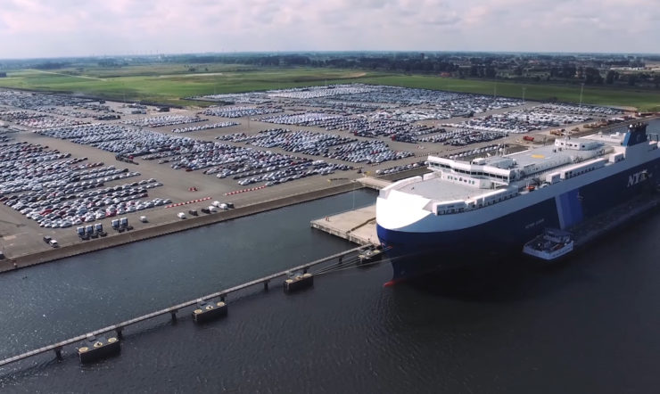 een boot in het water