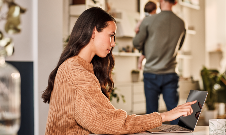 een persoon die een laptopcomputer gebruikt