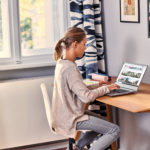 niña haciendo tareas en un ordenador con Windows 10