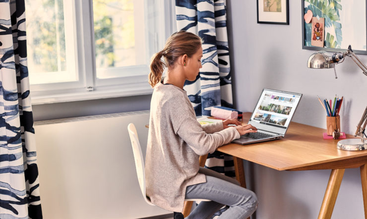 niña haciendo tareas en un ordenador con Windows 10
