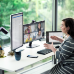 una mujer sentada en un escritorio utilizando Microsoft Teams