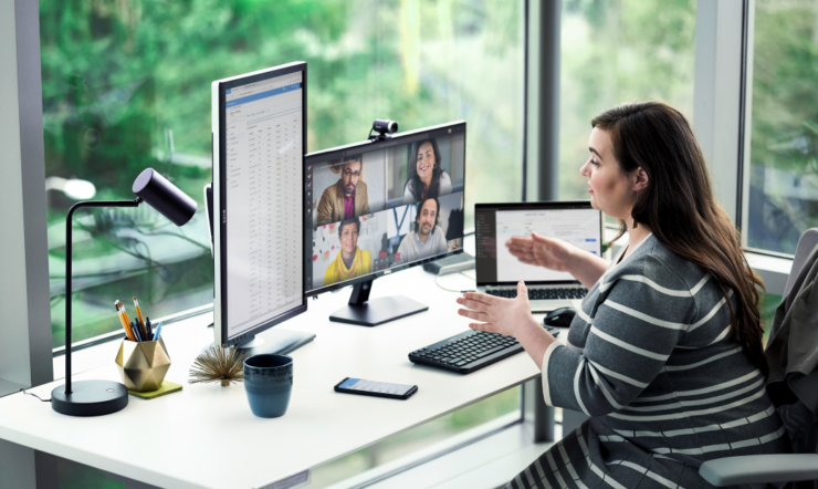 una mujer sentada en un escritorio utilizando Microsoft Teams