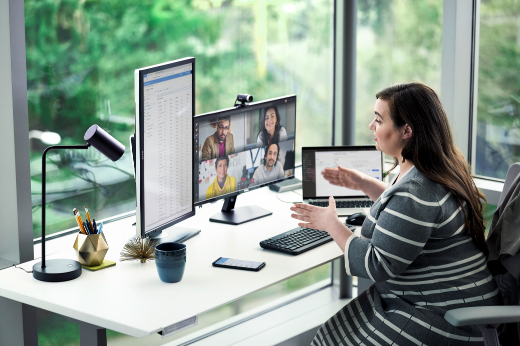 una mujer sentada en un escritorio utilizando Microsoft Teams