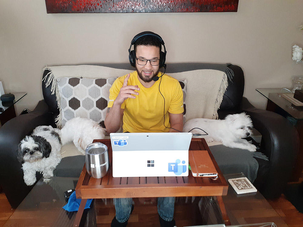 en mann som bruker en bærbar PC på et bord
