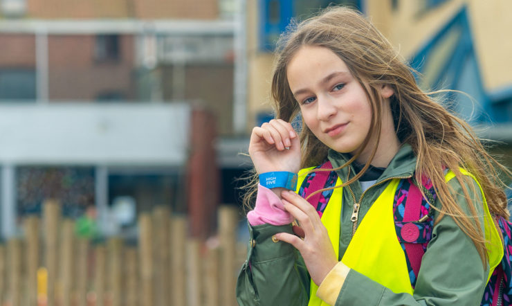 een persoon die zonnebril draagt die op een celtelefoon spreekt