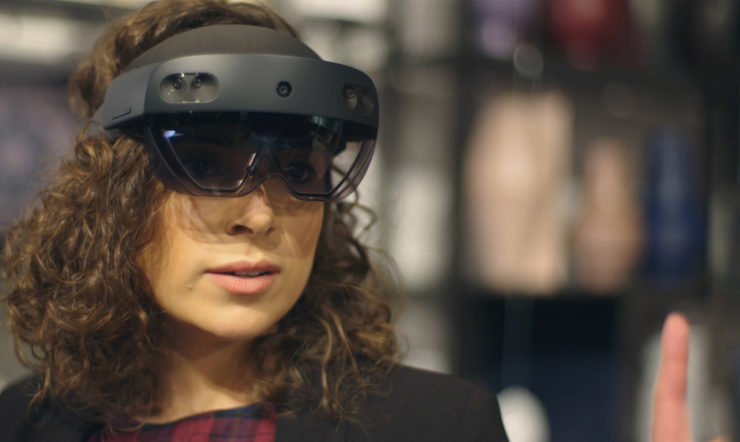 Una donna che indossa HoloLens