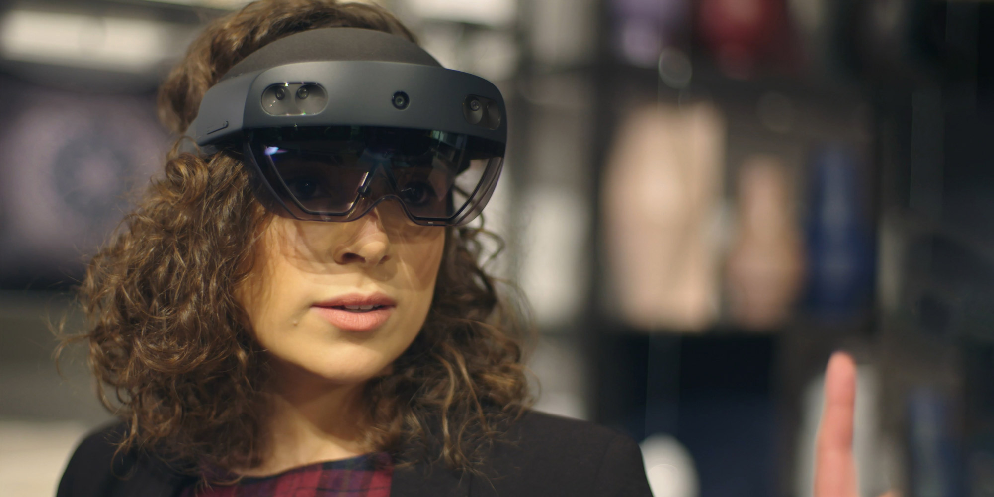 Una donna che indossa HoloLens