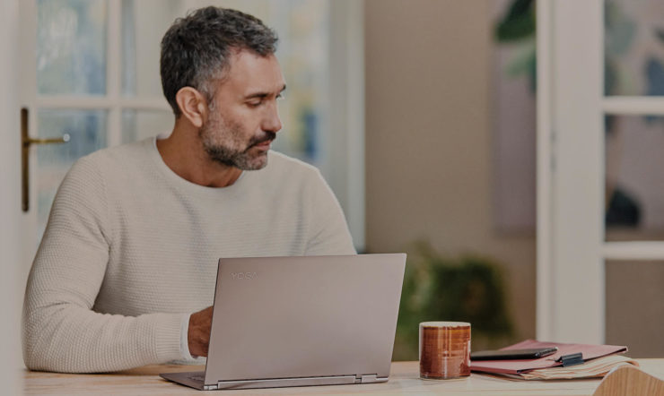 een man die voor een laptopcomputer staat