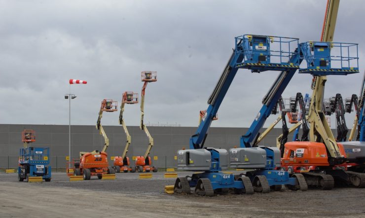 een grote kraan op de rug van een vrachtwagen