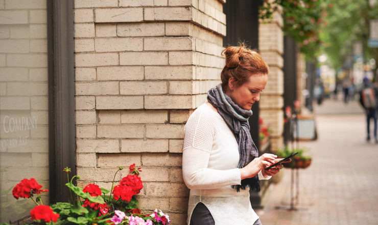 une femme assise sur un trottoir