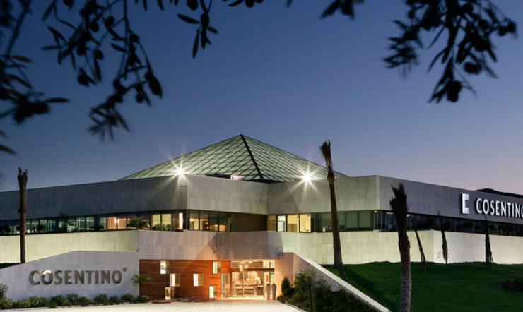 un árbol frente a un edificio