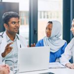 un groupe de professionnels de la santé regardent un ordinateur