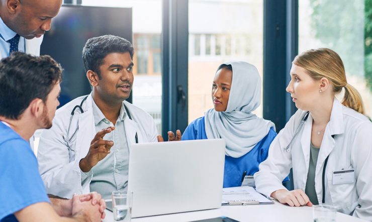 un groupe de professionnels de la santé regardent un ordinateur