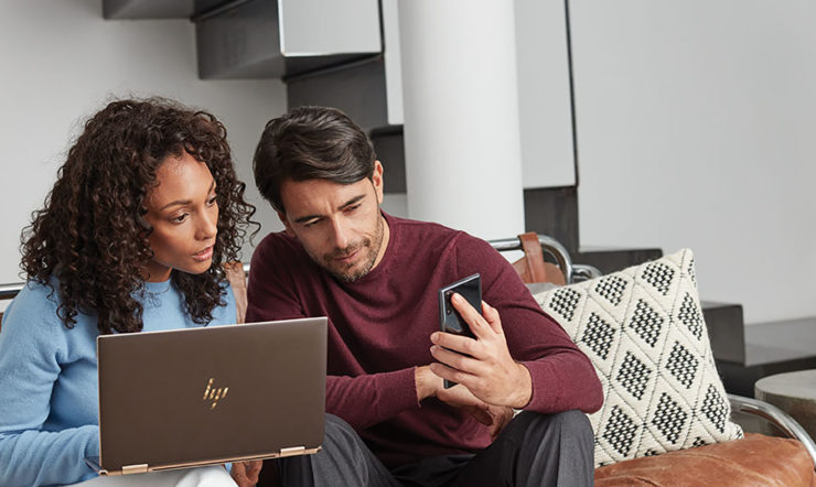 iemand zit aan een tafel en gebruikt een laptop