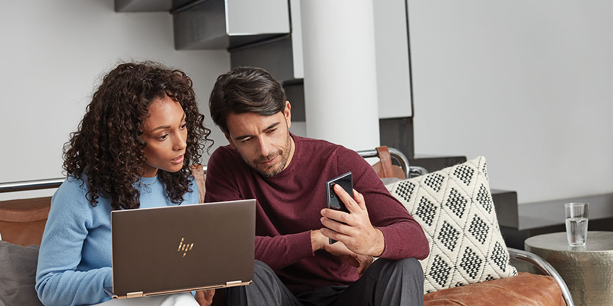 en person sidder ved et bord og bruger en laptop