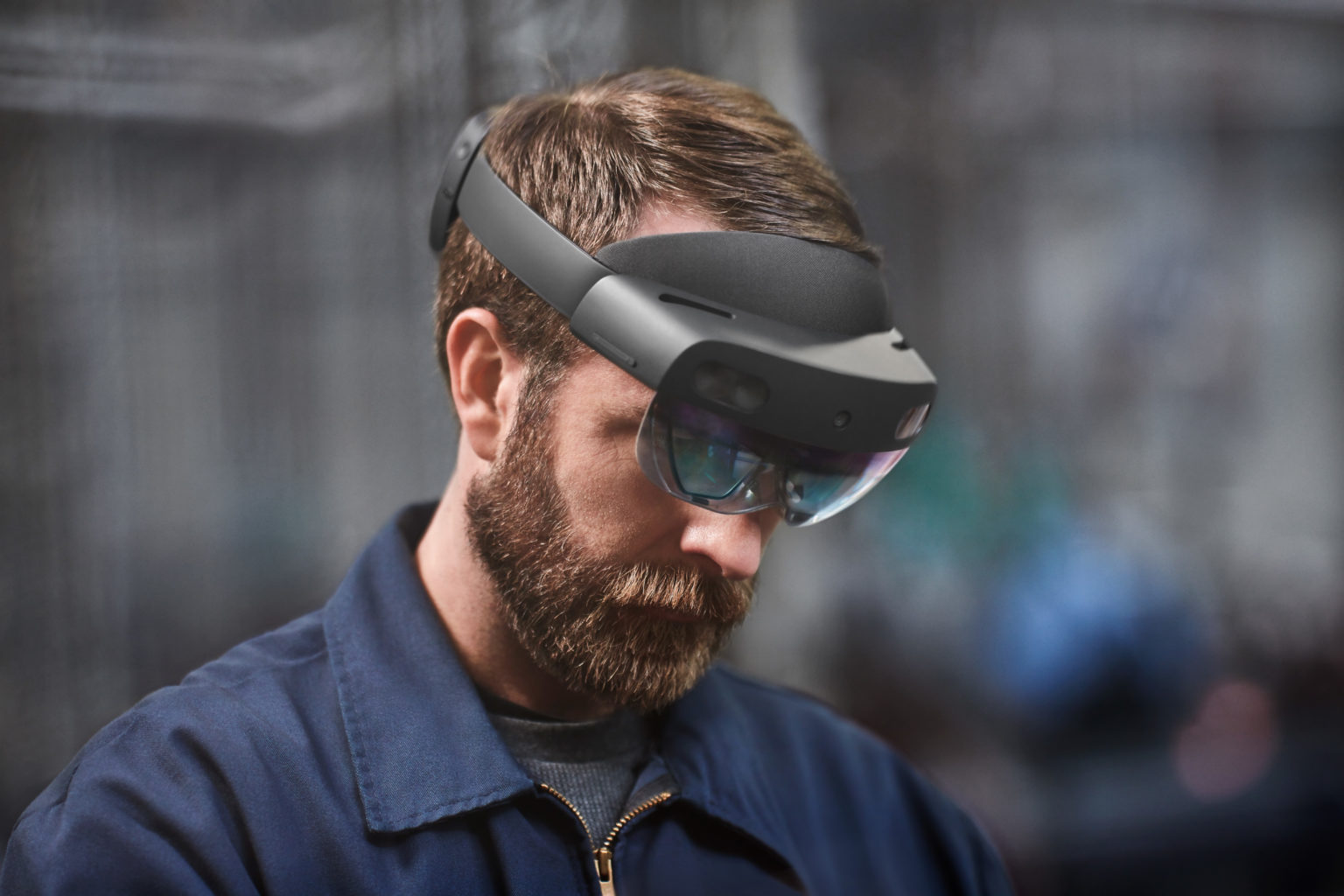 Man met baard draagt Microsoft HoloLens 2
