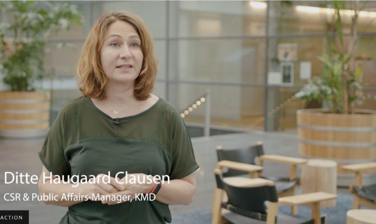 en person, der sidder på et bord