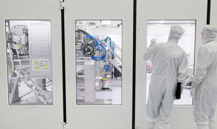 Twee technici bereiden zich voor op onderhoud in een cleanroom