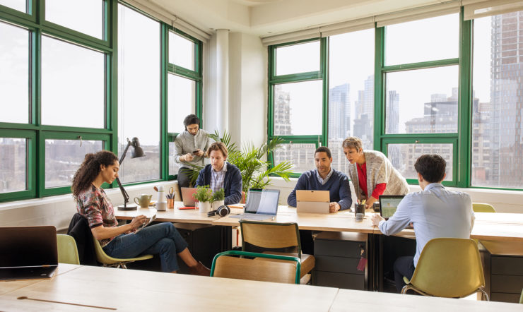 ihmisiä istumassa pöydän edessä ikkunan vieressä