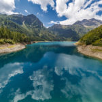 una vista dell'acqua e di una montagna sullo sfondo