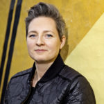 en person iført en lilla skjorte