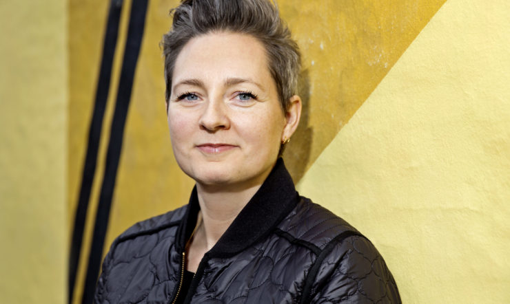 en person iført en lilla skjorte