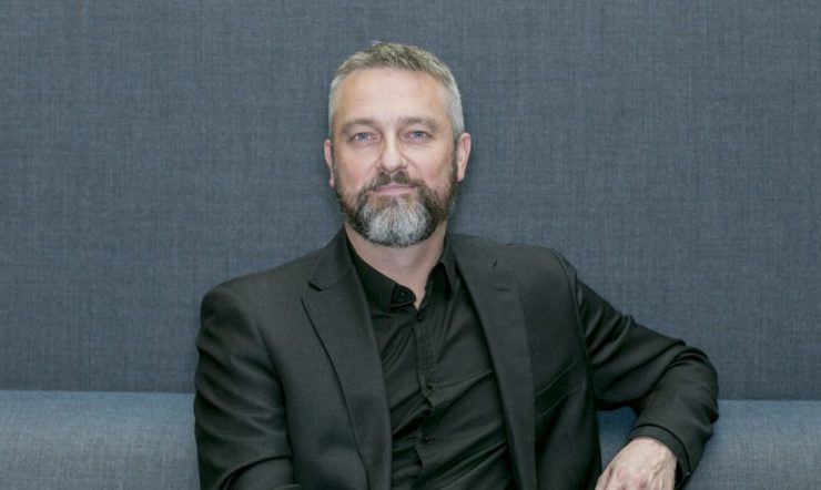 en mand iført jakkesæt og slips