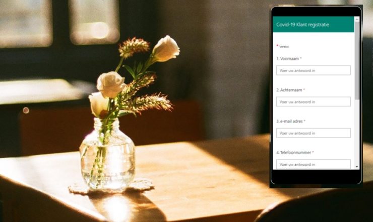 een laptopcomputer die bovenop een houten lijst zit