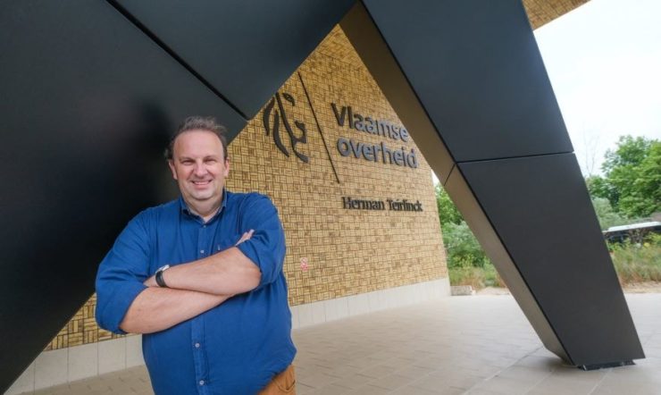 een mens die een teken houdt