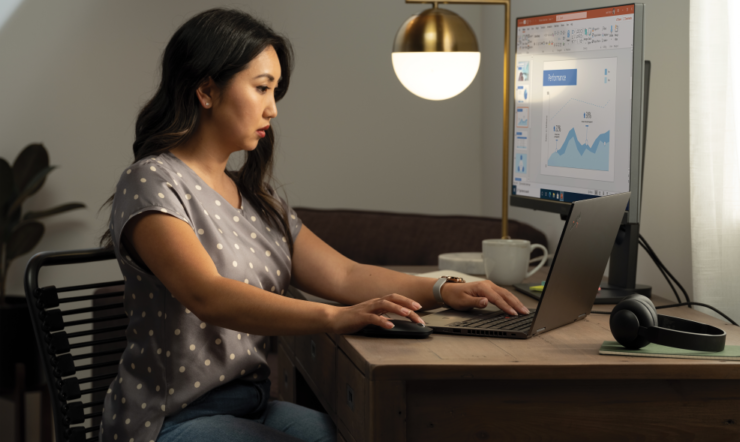 een vrouwenzitting bij een bureau voor een computer