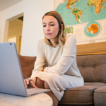 een vrouwenzitting bij een lijst die laptop gebruikt
