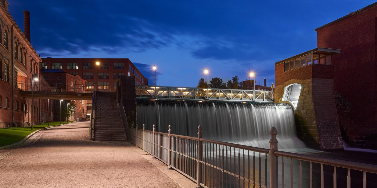 silta, joka johtaa tiilirakennukseen