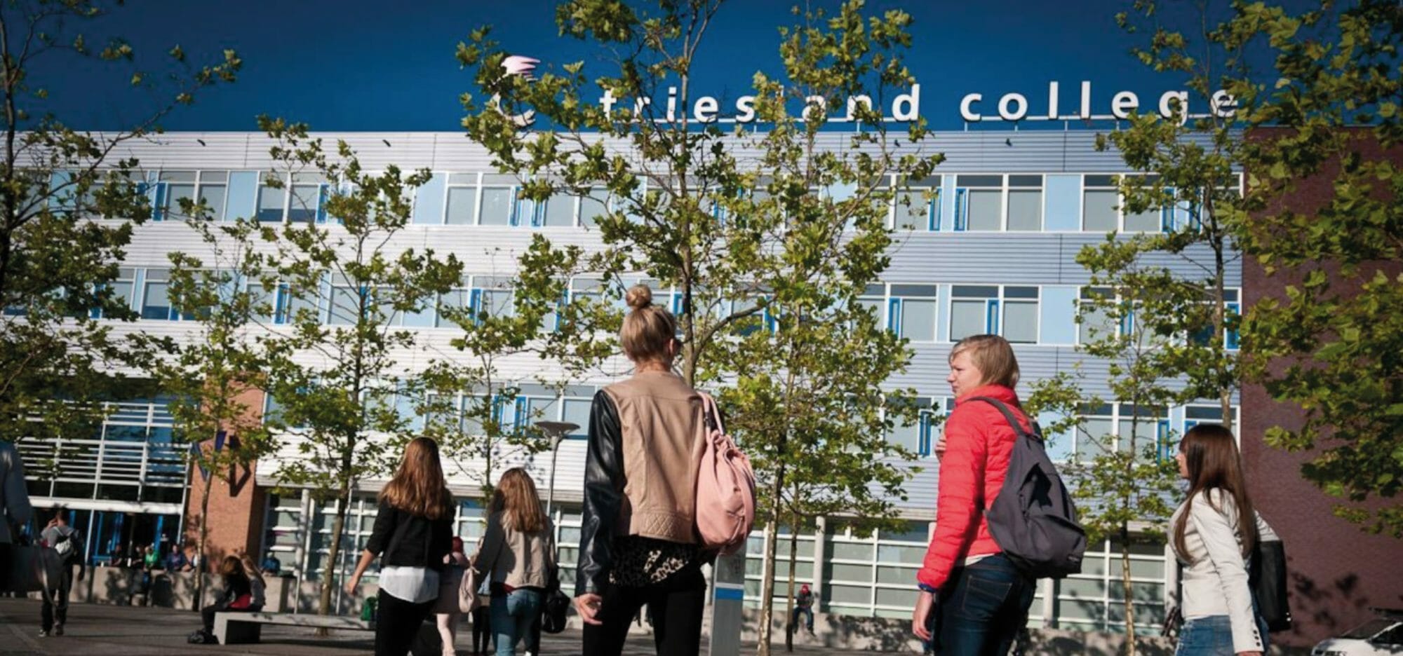 een groep mensen die door de straat lopen