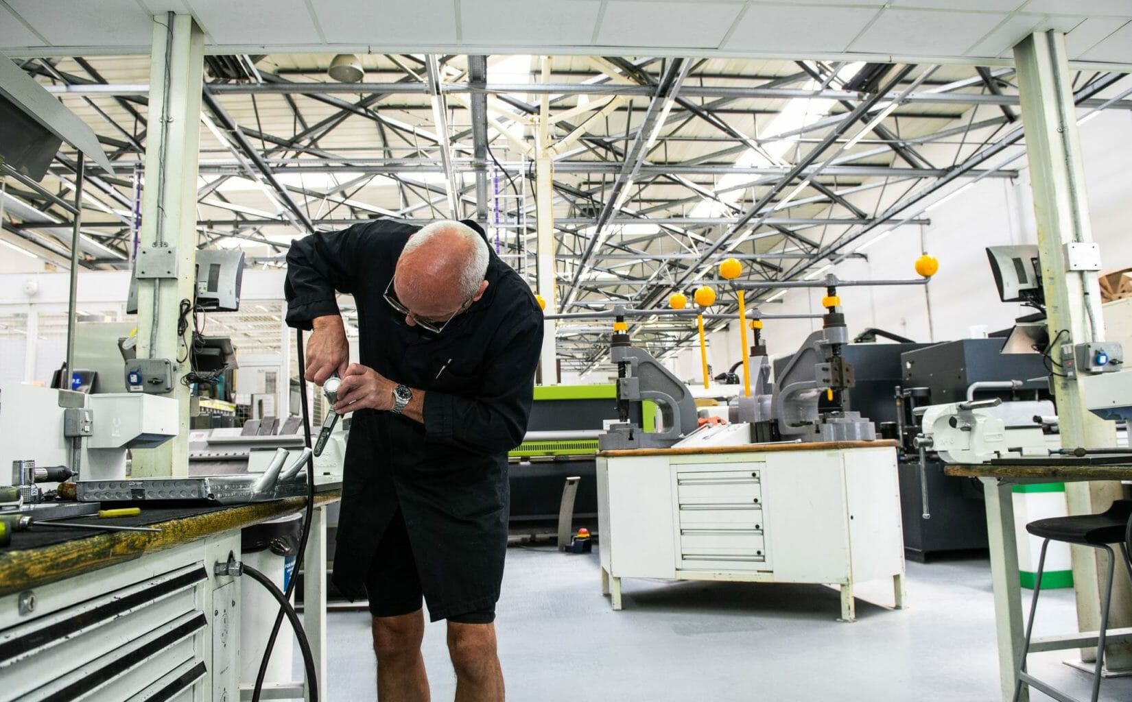 een mens die zich voor een gebouw bevindt