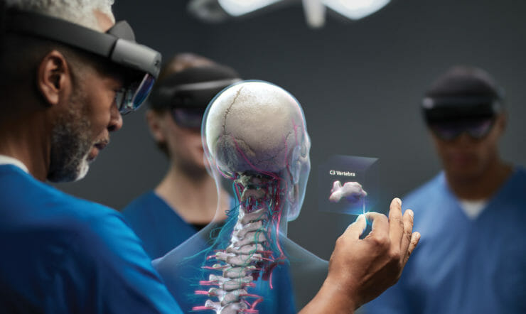 uma pessoa de camisa azul