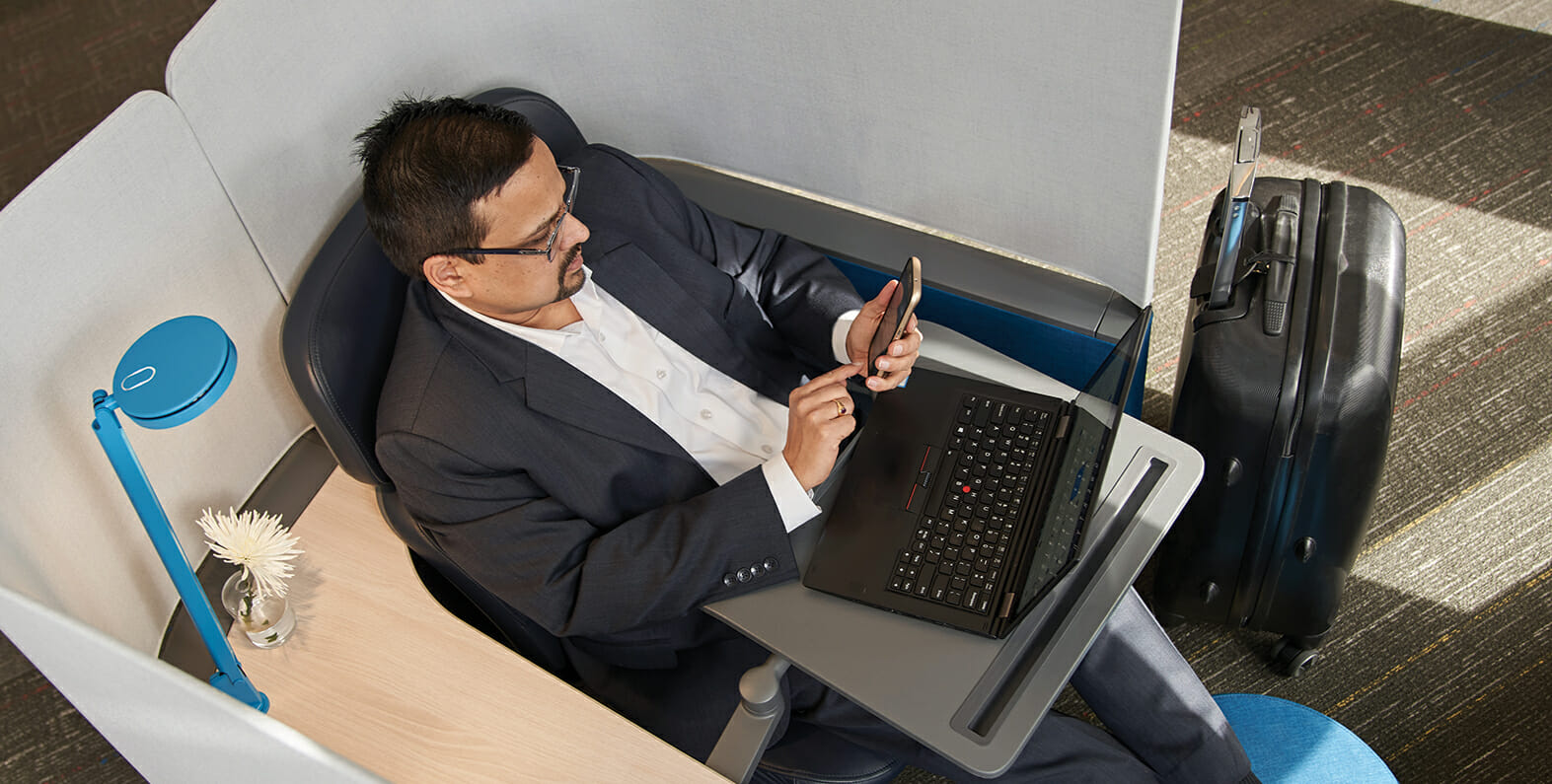 uma pessoa sentada em uma mesa com um laptop