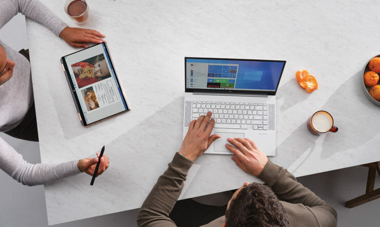 um homem e uma mulher usando um computador